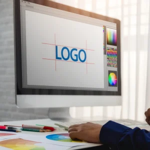 profesional-del-diseno-trabajando-en-la-mesa-en-la-oficina
